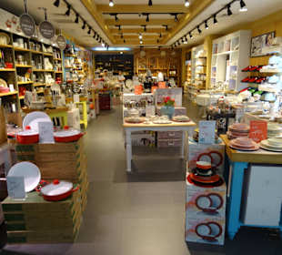 Viele Geschäfte auf den Etagen