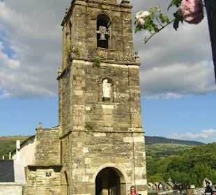 Bezaubernde Kirche auf dem Weg