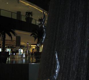 Wasserfall in der Mall am Abend