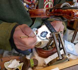 Hier wird Schmuck gefertigt.