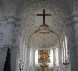 Blick zum Hauptaltar