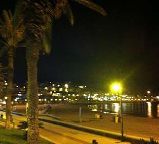 Strand mit Promenade bei Nacht
