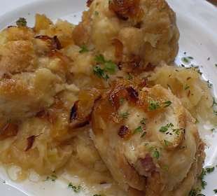 Selbstgemachte Speckknödel mit Sauerkraut