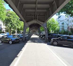 Unter dem Hochbahn-Viadukt der Isestraße
