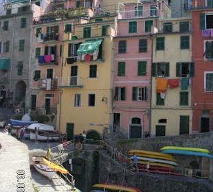 Häuserfront mit Strand/Hafen