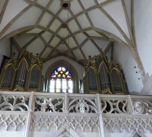 Empore mit Orgel und Rippengewölbe