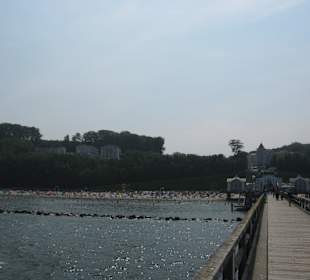 Seebrücke Sellin auf den Strand