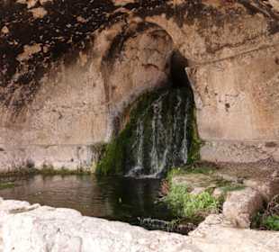 In dieser Höhle tritt Wasser aus