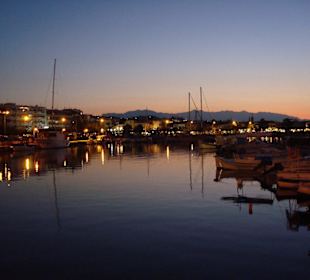 Blick über den Hafen auf die Altstadt