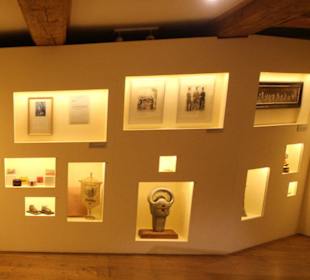 Ausstellungsstücke aus den vorigen Jh