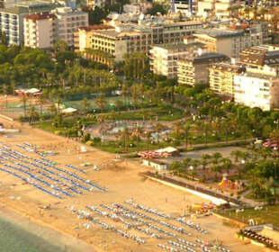 Výhľad na hotel a pláž z hradu