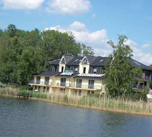 Uferansicht vom Schiff aus.