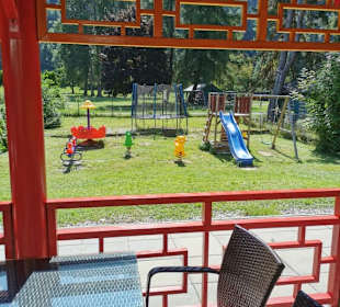 Auch Kinderspielplatz vorhanden