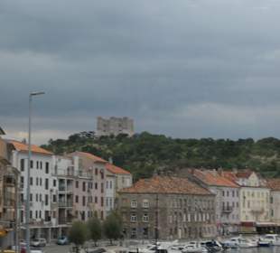 Senj, darüber die Festung Nehaj