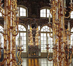 Blick durch einen Spiegel in den Großen Saal