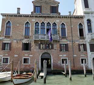 Auch gepflegte Gebäude gibt es