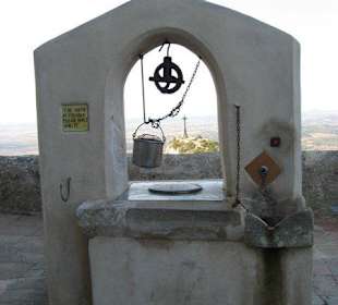 Durch den Klosterbrunnen blickt man zum Kreuz
