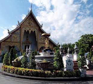 Während der Rundreise im Wat Phra Singh