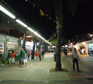 Einkaufsstraße bei Nacht