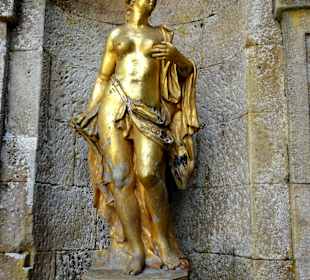 Figuren an der Mauereinfassung der Grotte