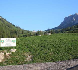 Hinweis Straßenschild Klettersteig Pisciadu