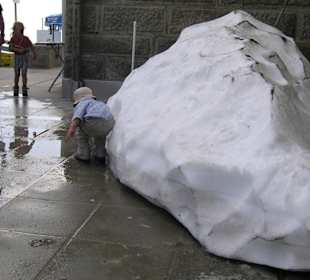 Für den kleinen Mann war der Schnee ein Magnet