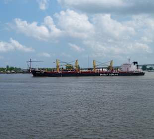 Ein Ladungsschiff auf dem Mississippi