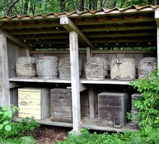 Bienenkörbe im Garten des Moorhofes