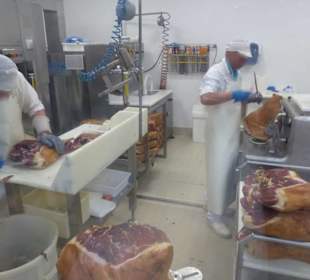 Schinken werden zerlegt