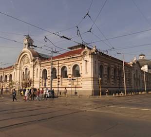 Die Markthalle von außen.