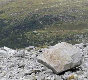 Berliner Hütte vom Gletscher gesehen