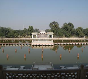 Blick vom Spiegelpalast in den Park
