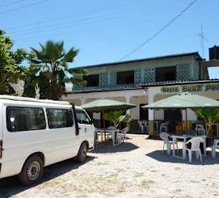 Nette Sitzgelegenheiten erwarten den Gast
