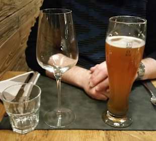 Weizenbier mit Wein- und Wasserglas