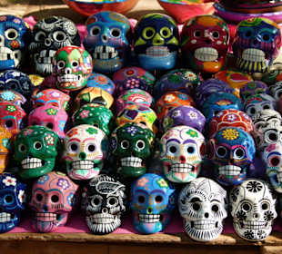 Farbige Totenköpfe als Mitbringsel