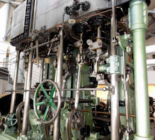 Alte Dampfmaschine zur Eisherstellung