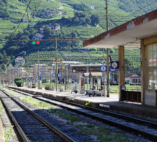 An den Gleisen des Bahnhofes Bozen