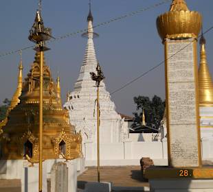 Stupas am Fuße des Berges