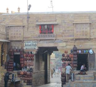 HInter dem Eingang des Fort