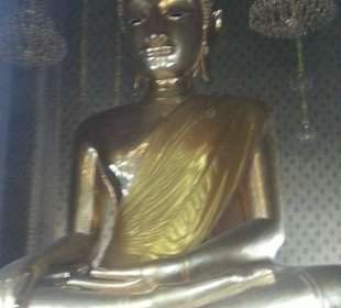 Kloster mit goldenem Buddha