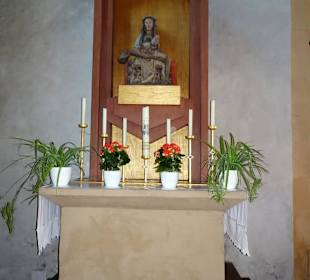 Altar mit Figurengruppe der Pietà