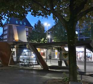 Bei der Aachener Bushaltestelle Elisenbrunnen