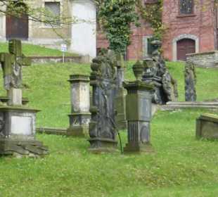 Im Nikolaikirchhof / Nikolaifriedhof
