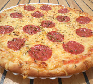 Pizza mit scharfer Salami