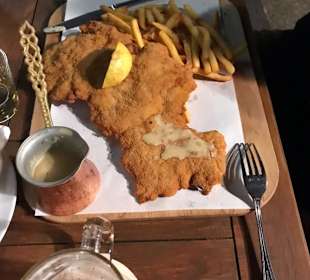 Das ist das Schweineschnitzel im RestaurantFaustus