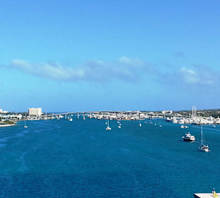 Einfahrt in den Hafen