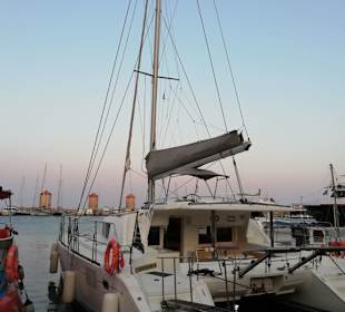 Katamaran am Hafen in Rhodos 