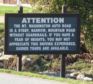 Hinweisschild am Beginn der Zufahrtsstraße