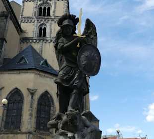 Statue beim Treppenaufgang