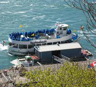 Boote, die zu den Wasserfällen starten